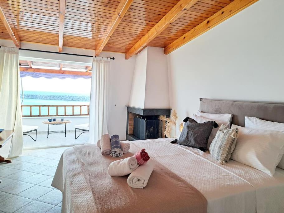 Moonstone Seafront Apartment Kokkinos Pirgos