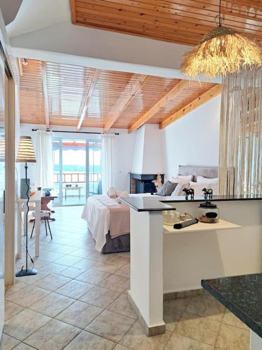 Moonstone Seafront Apartment Kokkinos Pirgos